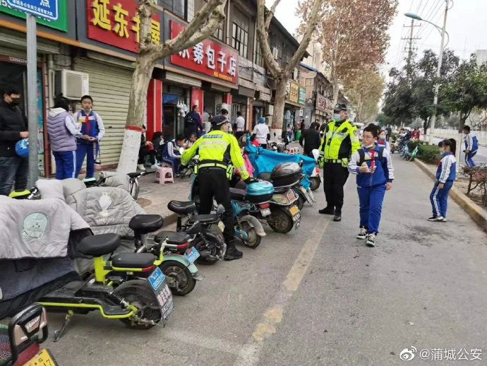 近日，蒲城公安交管大队骑警分队积极加强“护学岗”职能，确保学生出行安全。