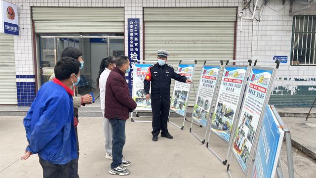 大荔公安交警依托“马路学堂”持续开展交通安全宣传活动。