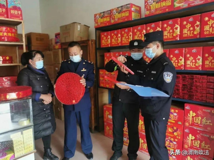 合阳县公安局坊镇派出所联合市场监督管理所在辖区范围内开展烟花爆竹安全执法检查工作。