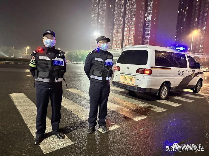 蒲城县公安局民警夜间巡防守护平安。