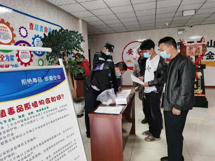 近日，蒲城县公安局高阳派出所突击对辖区煤矿内流动人员开展禁毒宣传及尿检筛查工作。