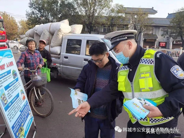 韩城公安交警走进农村赶集点开展交通安全宣传活动。