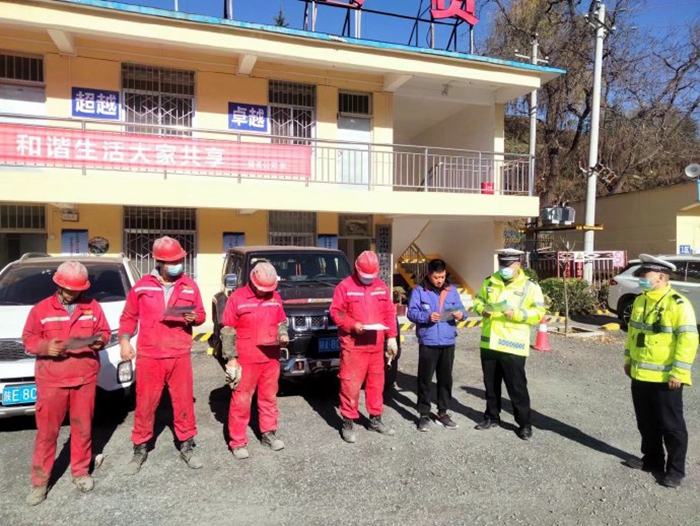 11月16日下午，华州公安交警金堆中队民警走进辖区易通矿山有限公司开展交通安全宣传活动。