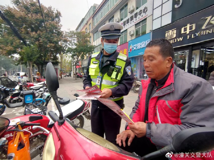 11月16日，潼关交警大队潼洛中队组织民警深入劳务市场开展“一盔一带”主题交通安全知识宣传活动。