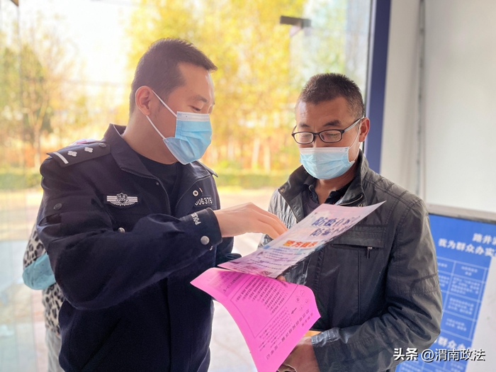 合阳公安路井派出所利用群众前来办理业务间隙，进行开展了防范电信诈骗宣传活动。