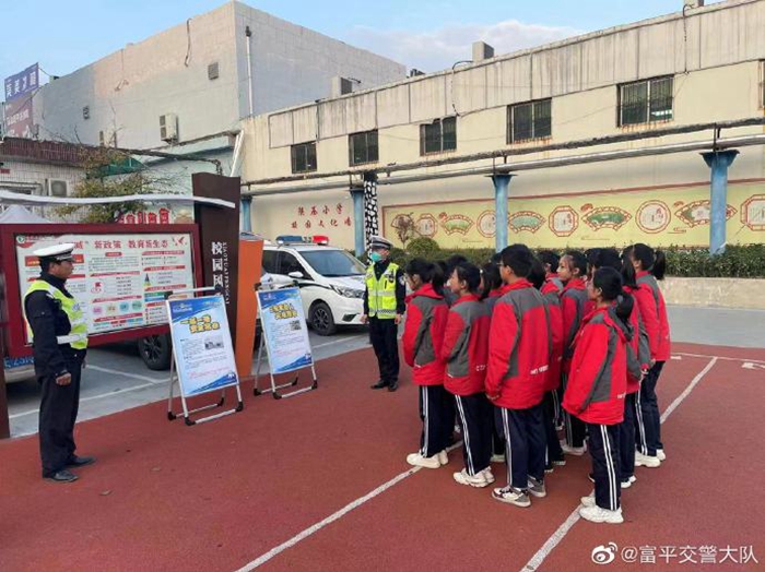 11月17日下午，庄里执勤中队宣传民警走进辖陕压小学开展交通安全宣传活动。