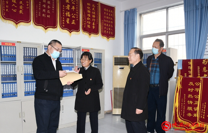 省委依法治省办来渭督察法治建设工作。图为在临渭区医患纠纷调处中心督察。记者 郝豆 摄
