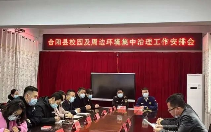 合阳县多部门联合对城区各学校周边食品卫生安全、文化环境、交通安全、社会治安环境等进行专项治理。