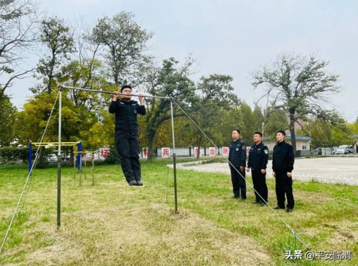 近日，临渭公安分局巡特警大队组织民辅警召开“冬训”练兵动员会。