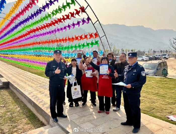 11月20日，合阳公安百良派出所民警走进平安谷开展平安建设宣传活动。