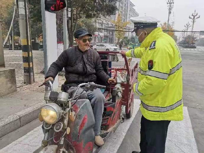 华州交警开展辖区重点违法乱象整治工作。