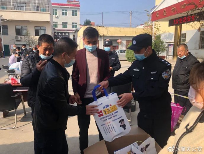 近日，潼关公安组织开展平安建设走访宣传活动。