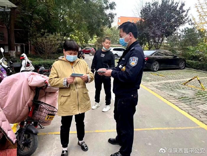 近日，陕西富平公安城关所民警走进辖区村组社区开展平安建设宣传。