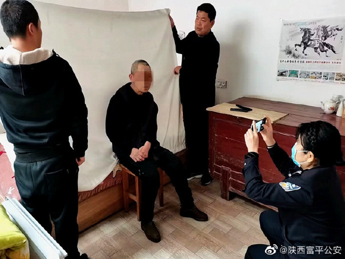 老人行动不便办证难，民警上门服务解难题。