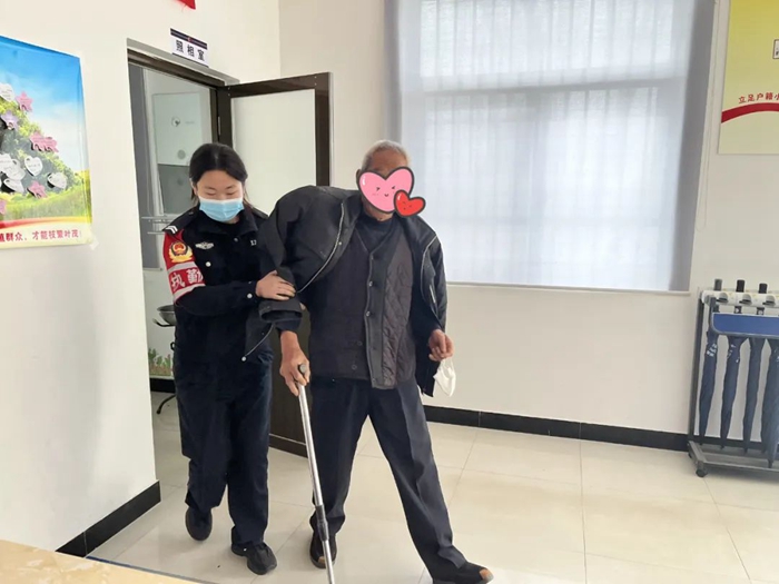 合阳公安同家庄派出所民警为老人开通了绿色通道办理。
