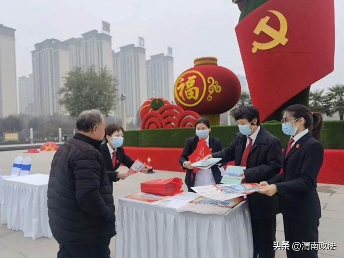 近日，临渭区人民法院高新人民法庭组织干警进行了形式多样的平安建设集中宣传活动。