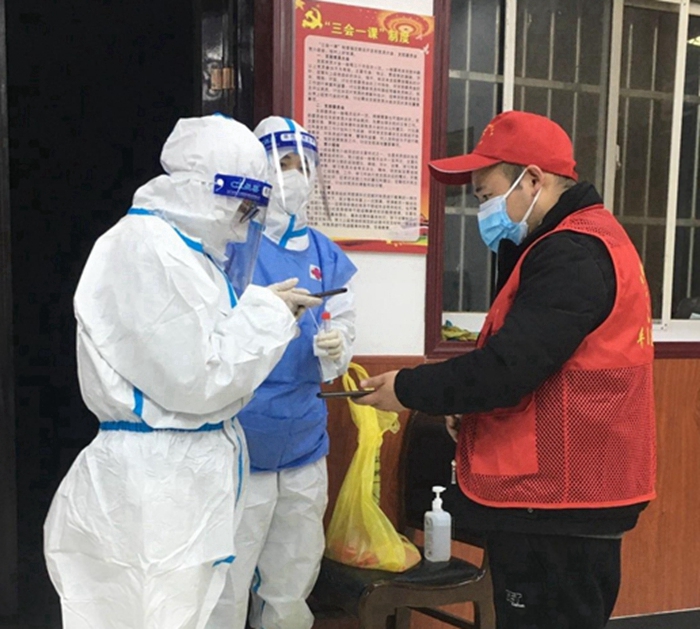 华阴市司法局干警坚守在疫情防控一线。