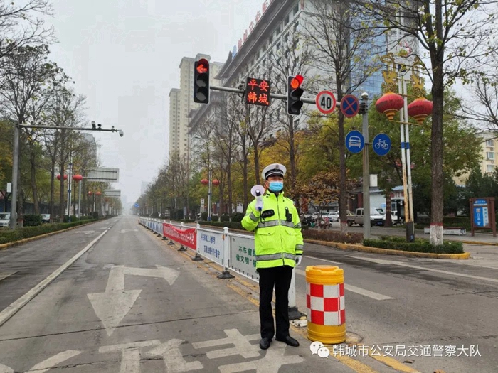 韩城公安交警巧用“小喇叭”，防疫、交安宣传两不误。