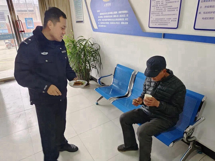 11月23日，渭南市公安局华州分局下庙派出所及时救助一名迷路老人平安回家。