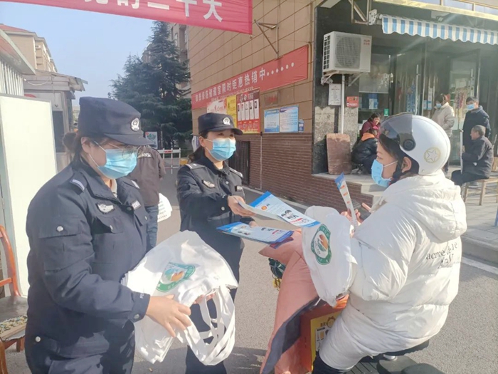 合阳县公安局治安大队、金水派出所所队联合组织开展了平安建设暨反诈宣传进小区活动。