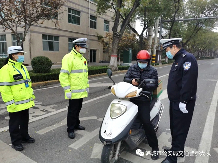 韩城公安交警坚守道路保畅第一线。