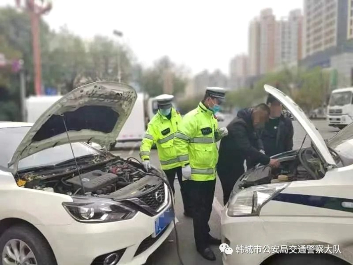 韩城公安交警暖心救助故障车辆。