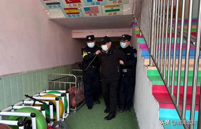 11月29日，合阳县公安局九龙派出所民警走进阳光贝贝幼儿园开展反恐防暴应急演练。