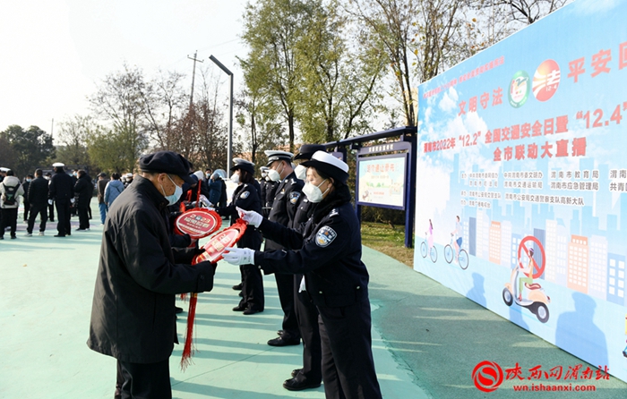 参加活动领导向群众赠送挂历。记者 许艾学 摄