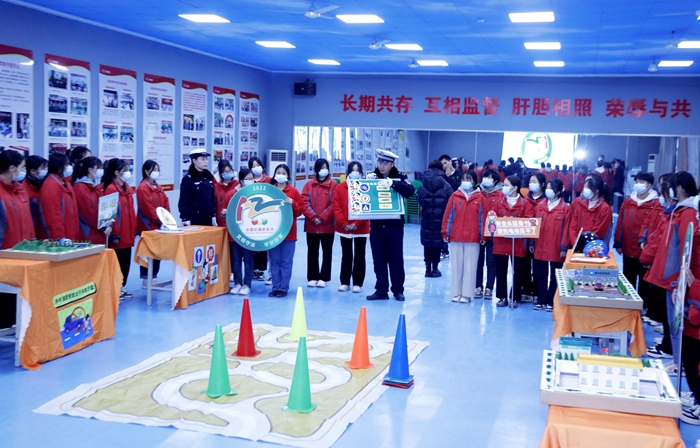 12月2日，陕西省渭南市公安局交警支队临渭大队民警为学生们讲解交通标志的作用。