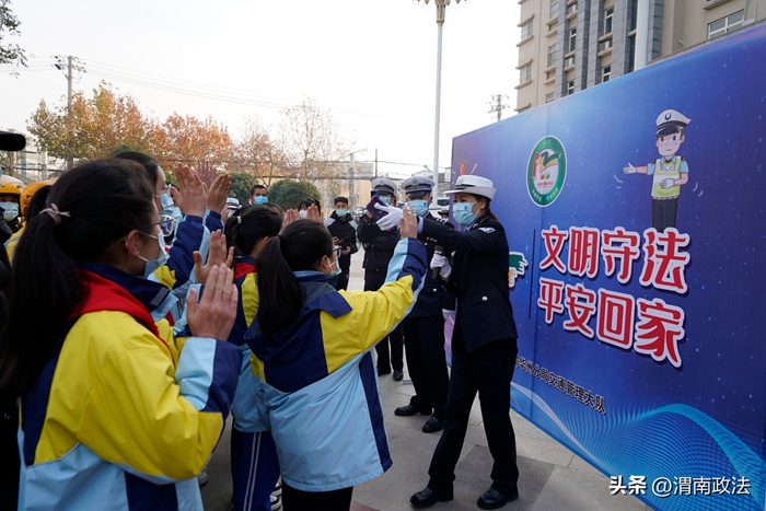 华州分局交通管理大队在新华广场开展122“全国交通安全日”主题宣传活动。