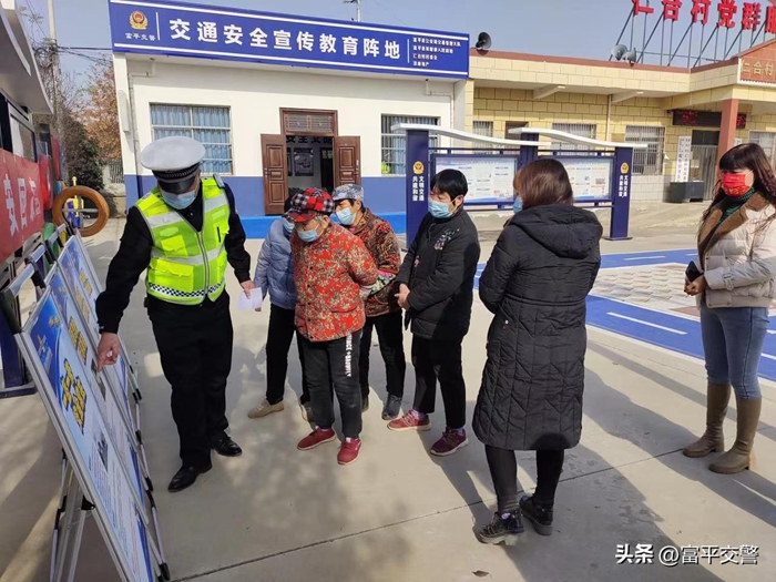 富平交警美原中队民警启动交安宣传基地开展“文明守法，平安回家”主题宣传活动。