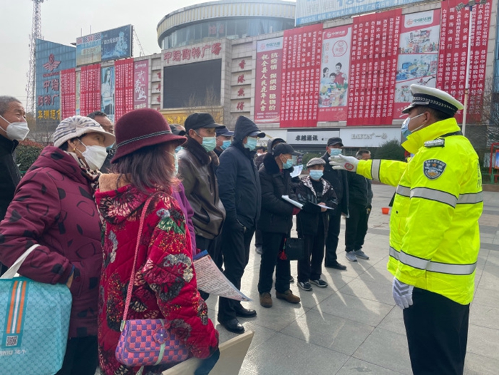 “122”全国交通安全日宣传，白水公安交警利用巡逻警车“巧”宣传。