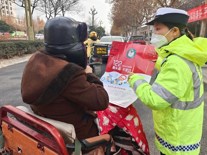大荔交警开展122“全国交通安全日”主题活动。
