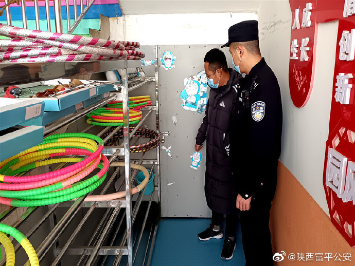 富平公安张桥派出所民警深入辖区各学校安全防范措施进行认真细致地检查。