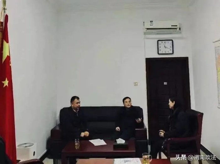 华阴市人民检察院党组书记、检察长燕崇纲走访渭南市人大代表张锋。