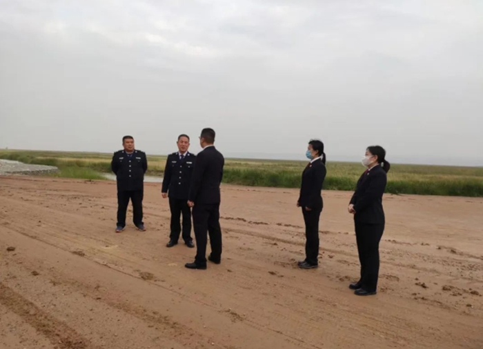 合阳县检察院干警与河务局执法人员巡查黄河河道。