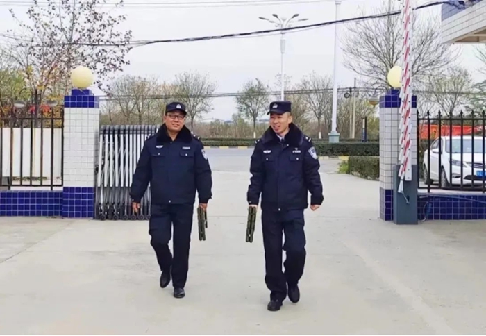 11月21日上午，蒲城县公安局陈庄派出所2名民警兴高采烈地拎着“小板凳”从张伯家回到派出所。