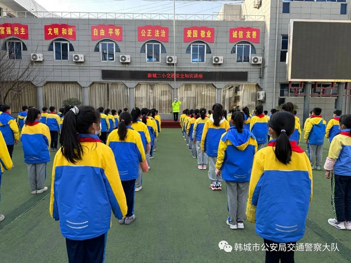 韩城公安交警进校园开展“122全国交通安全日”宣传活动。