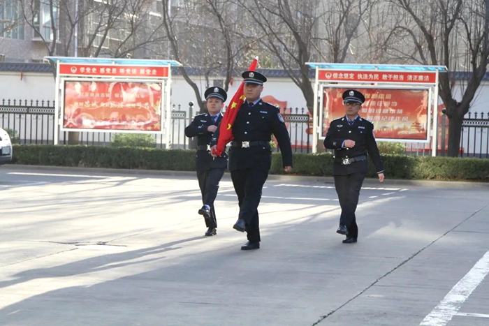 合阳县人民检察院司法警察大队开展国旗班队列训练。