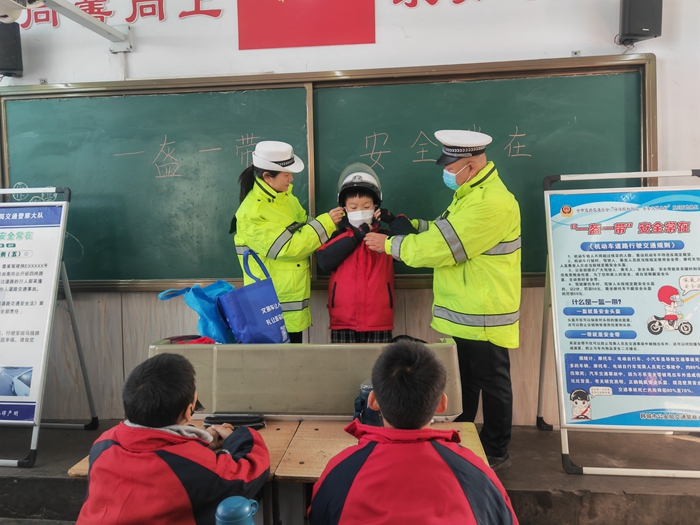 韩城公安交警开展冬季交通安全进校园宣传活动。
