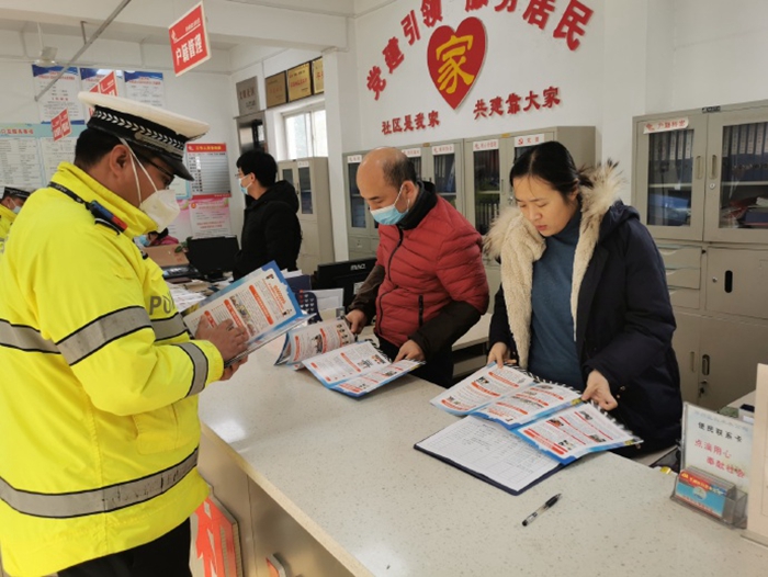 华州交管大队城区中队民警走进大街社区，开展“文明守法 平安回家”主题交通安全宣传活动。