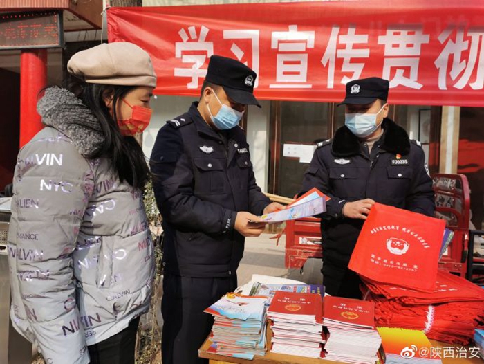 富平县曹村派出所联合曹村司法所开展普法宣传活动。