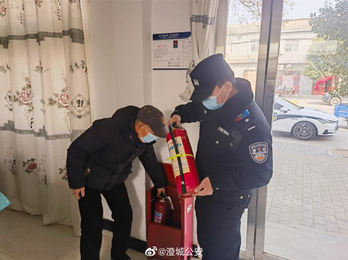 澄城公安交道派出所民警对辖区内“九小场所”开展消防安全隐患排查。