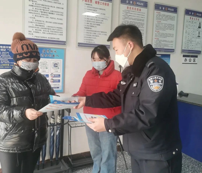 合阳公安黑池派出所向辖区群众宣传讲解户籍相关政策以及防范电信诈骗相关知识。