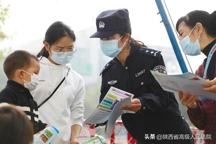 11月25日，渭南市公安局临渭分局民警在三贤路社区进行反诈宣传。