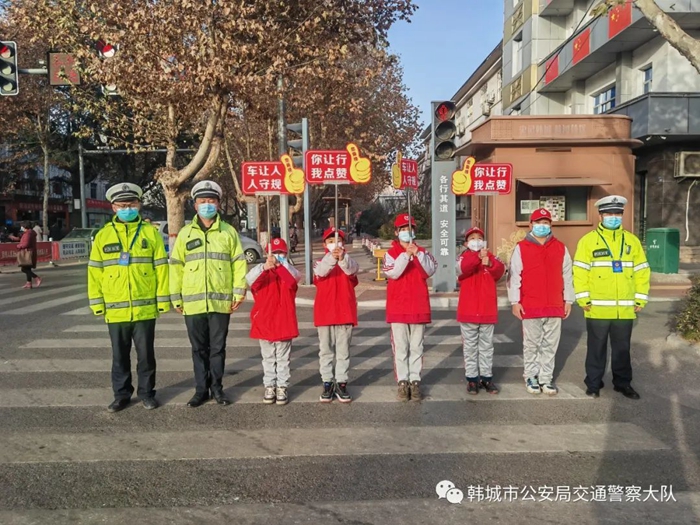 韩城公安交警携手学校开展文明交通劝导体验活动。