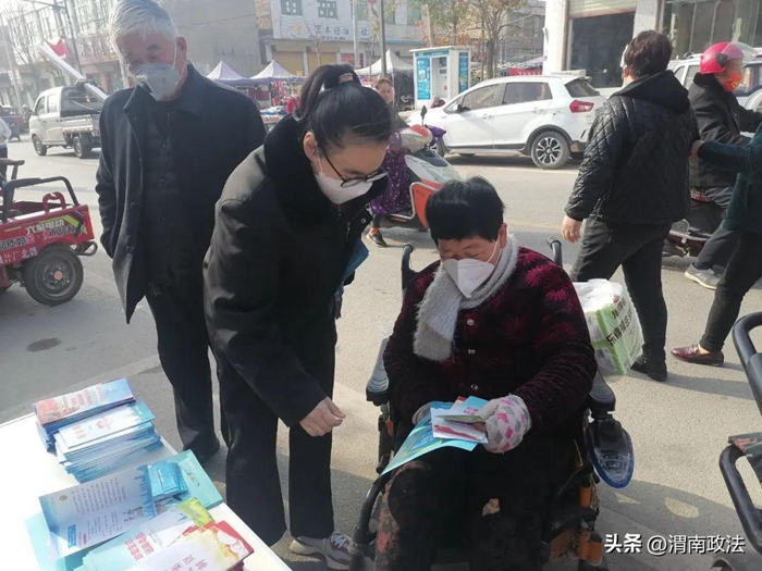 蒲城法院孙镇法庭全体干警利用椿林镇集会开展普法宣传活动。