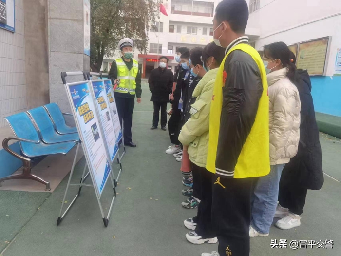 12月10日，富平县公安局曹村中队组织民警走进辖区学校开展交通安全知识宣讲活动。