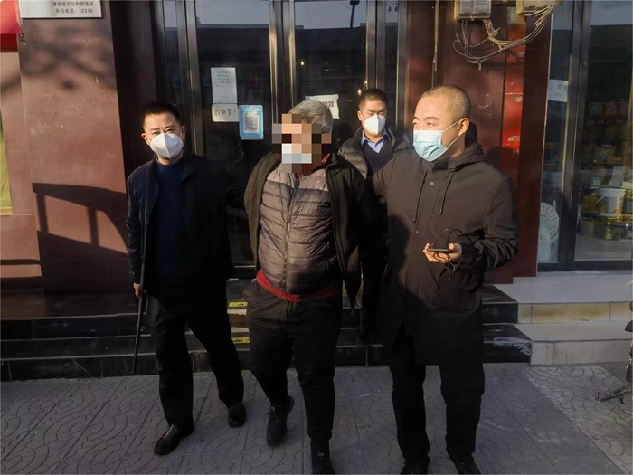 1人夜间流窜连偷10车，澄城警方在网吧将其抓获。