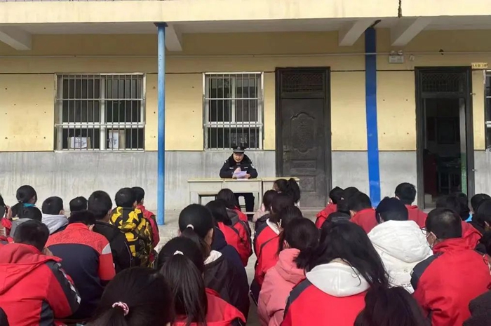 12月13日，渭南市公安局华州分局大明派出所深入大明镇初级中学开展法治进校园活动。